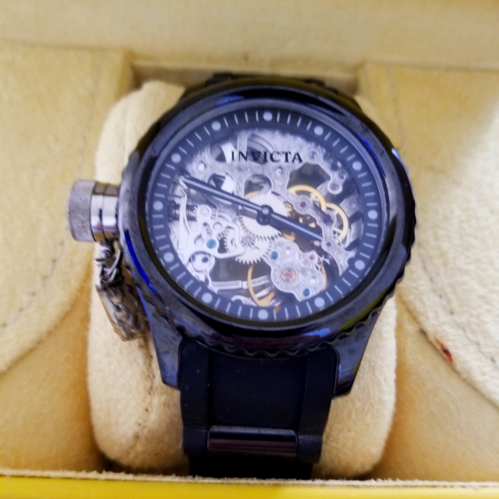 Invicta Quartz  mens watch  rubber band needs replacement model #1848